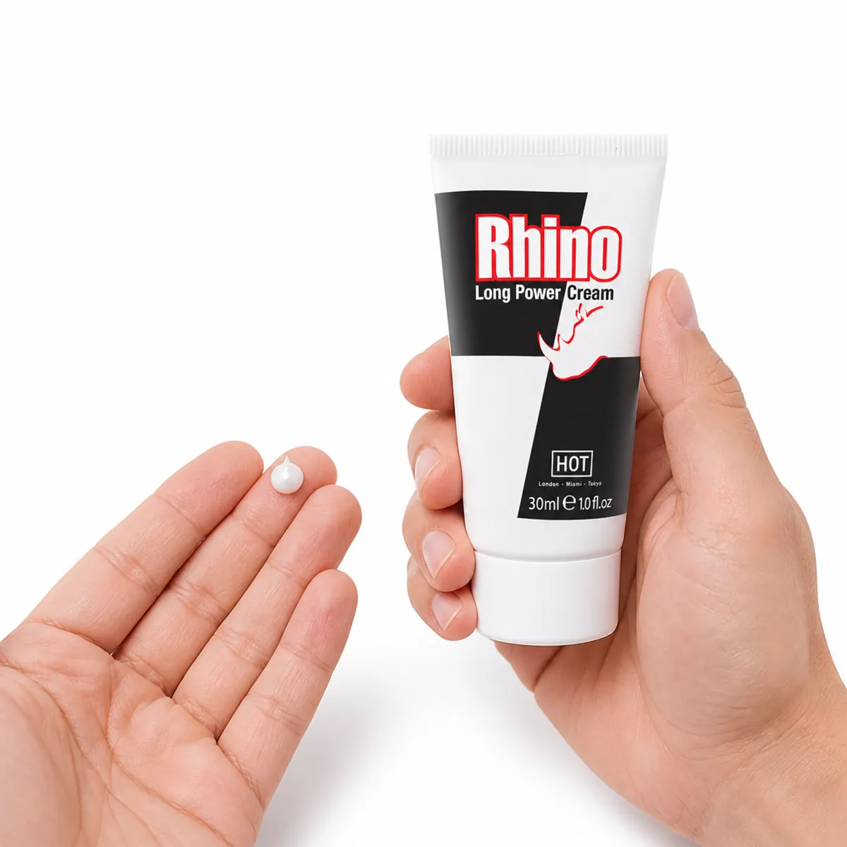 Eine erbsengroße Menge Rhino Long Power Creme auf den Fingerspitzen einer geöffneten Hand, daneben die 30-ml-Tube