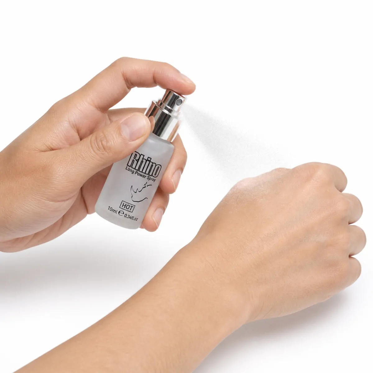Die 10-ml-Flasche Rhino Long Power Spray beim Sprühen, ein feiner Nebel legt sich auf den Handrücken