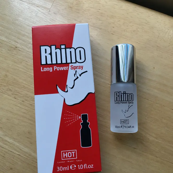 The Rhino Long Power Spray carton and its 10 ml bottle on a wooden table